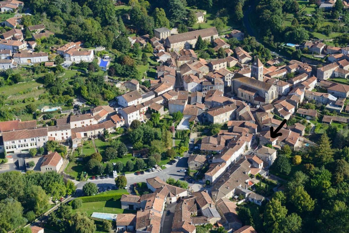 La Vieille Maison Rose Bed & Breakfast Nanteuil-en-Vallee ภายนอก รูปภาพ