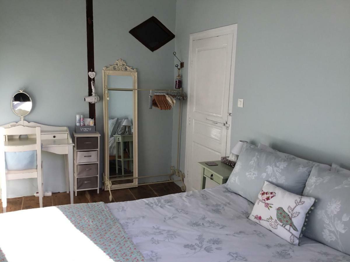 La Vieille Maison Rose Bed & Breakfast Nanteuil-en-Vallee ภายนอก รูปภาพ