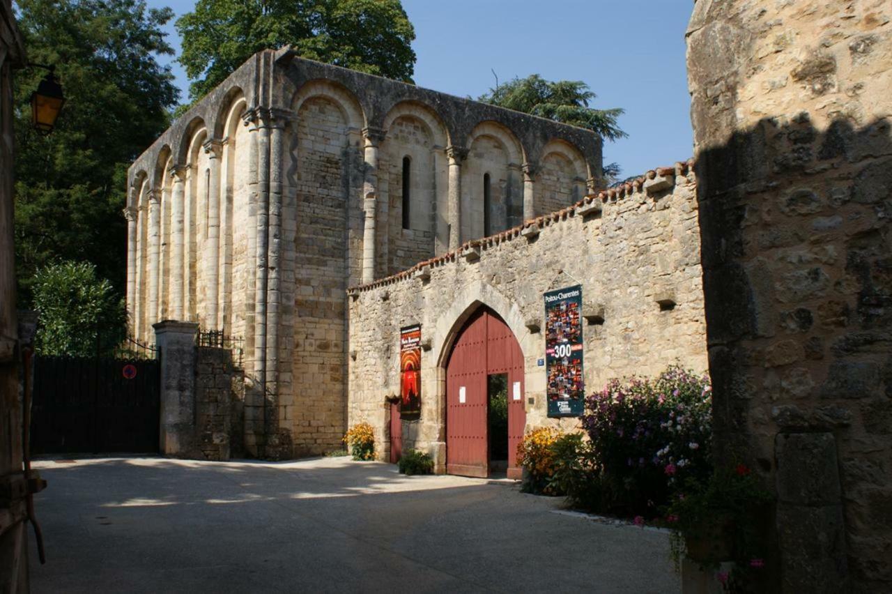 La Vieille Maison Rose Bed & Breakfast Nanteuil-en-Vallee ภายนอก รูปภาพ