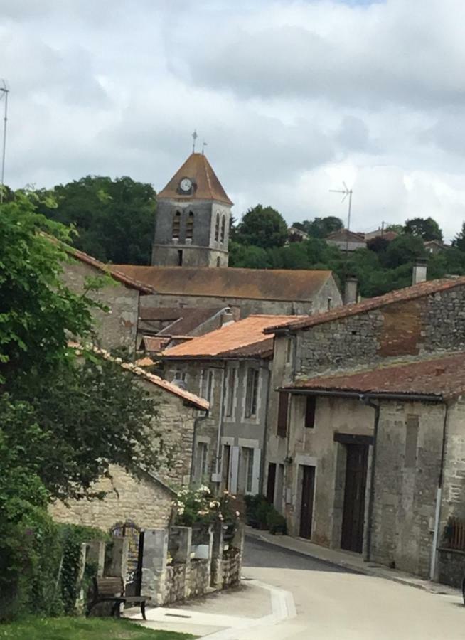 La Vieille Maison Rose Bed & Breakfast Nanteuil-en-Vallee ภายนอก รูปภาพ